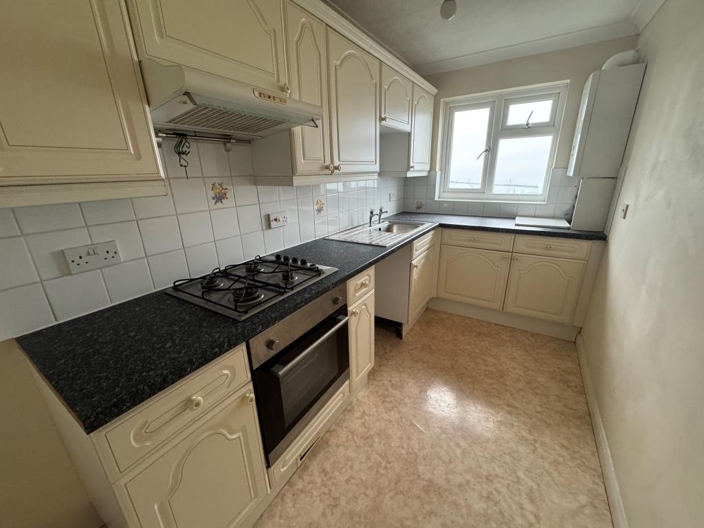 Lot: 103 - TWO-BEDROOM FLAT WITH SEA VIEWS AND SHARE OF FREEHOLD - Kitchen
